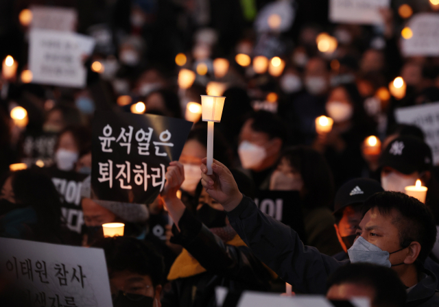 5일 시청역 인근에서 핼러윈데이 이태원 참사 희생자 추모 및 정부 규탄 촛불집회가 열리고 있다. 연합뉴스
