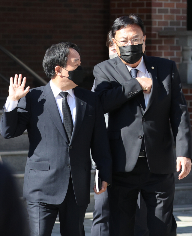 국민의힘 정진석 비상대책위원장(오른쪽)과 강승규 대통령실 시민사회수석이 6일 서울 중구 명동성당에서 열린 이태원 참사 희생자 추모 미사에 참석하며 대화하고 있다. 연합뉴스