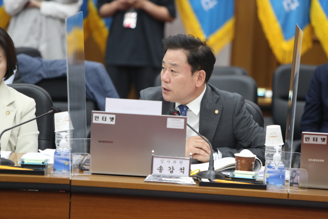 더불어민주당 송갑석 의원이 21일 오후 충남 계룡대에서 열린 국회 국방위원회 공군본부 국정감사에서 질의하고 있다. 연합뉴스
