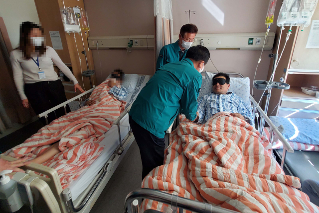 경북 봉화군의 한 광산에서 열흘간 고립됐다 구조된 작업자들이(오른쪽이 작업반장 박모씨, 왼쪽은 보조작업자 박모씨)가 5일 경북 안동시 안동병원에서 이철우 경북지사를 만나고 있다. 구조된 이들의 건강상태는 양호한 것으로 알려졌으며 주치의는 