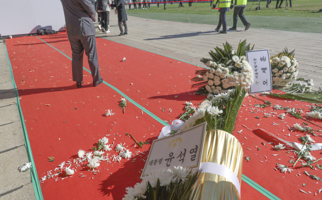 4일 오후 서울 중구 시청 앞 서울광장에 마련된 이태원 참사 희생자 합동 분향소에 윤석열 대통령과 오세훈 서울시장의 근조화환이 쓰러져 있다. 화환은 이번 참사로 아들을 잃은 한 유족이 쓰러뜨렸다. 연합뉴스