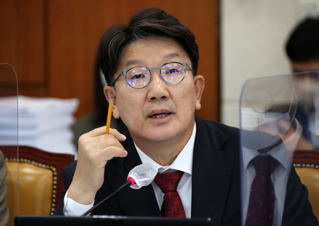 권성동 국민의힘 의원은 문재인 전 대통령이 재임 당시 북한으로부터 받은 풍산개 2마리를 정부에 반납한다는 언론 보도에 대해