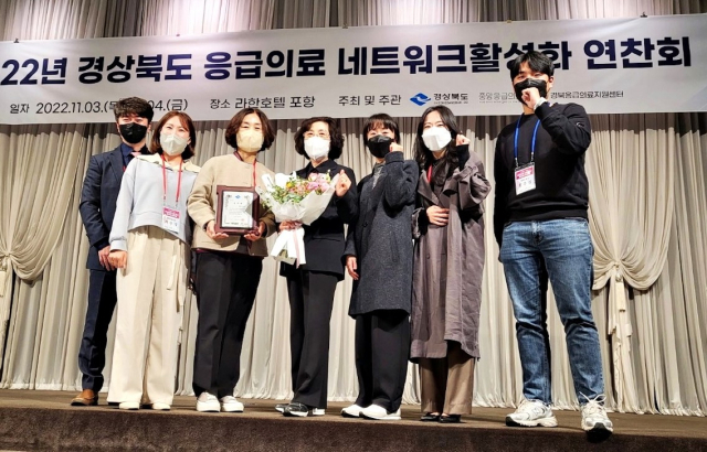 영천시보건소 직원들이 응급의료 유공자 포상 단체 부문 경북도지사 표창 수상을 축하하며 기념촬영을 하고 있다. 영천시 제공