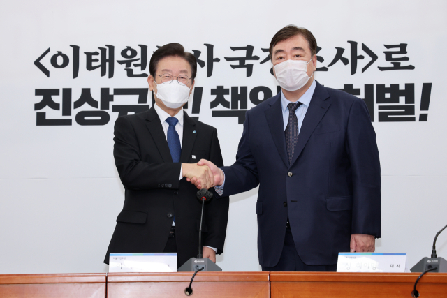 더불어민주당 이재명 대표가 7일 국회 대표실을 예방한 싱하이밍 주한중국대사와 인사하고 있다. 연합뉴스