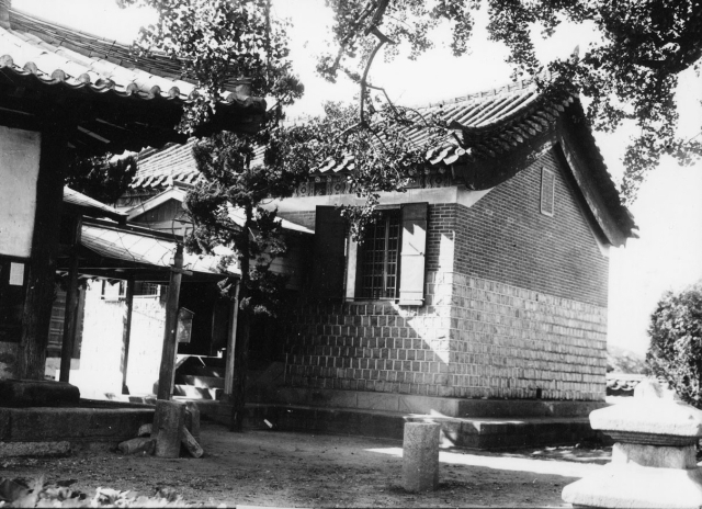 금관고. 1970년대에 철거되었다(국립중앙박물관 총독부박물관 유리건판).