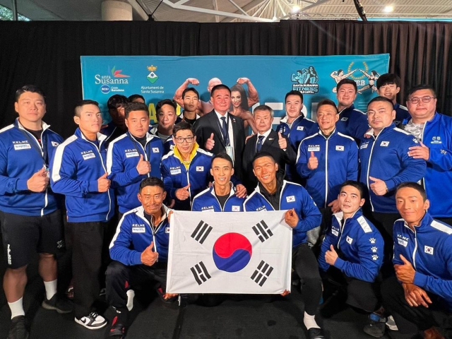 지난 2일부터 6일까지 스페인 산타나 수사나에서 열린 2022 IFBB 세계보디빌딩선수권대회에서 금메달 5개, 은메달 4개를 수확하며 종합 2위를 차지한 한국 대표팀. 대구보디빌딩협회 제공