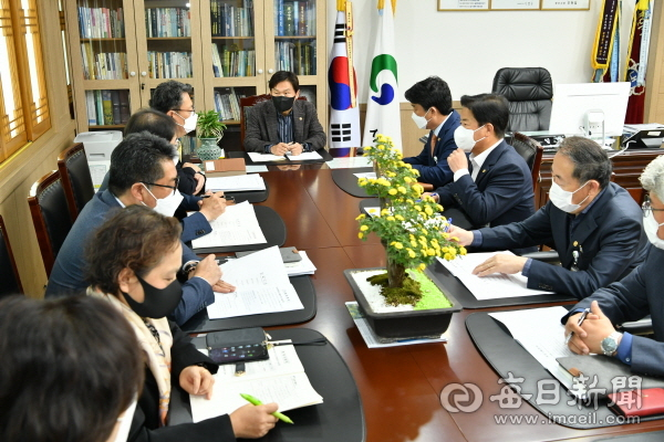 조현일 경산시장 주재로 시 간부들이 경산지식산업지구 개발사업 지급 보증 관련 긴급 현안회의를 하는 모습. 매일신문DB