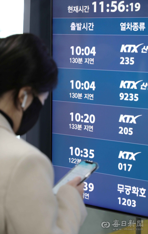 7일 동대구역 전광판에 전날 발생한 무궁화호 탈선사고로 인한 열차 운행 지연 안내가 표시돼 있다. 정운철 기자 woon@imaeil.com