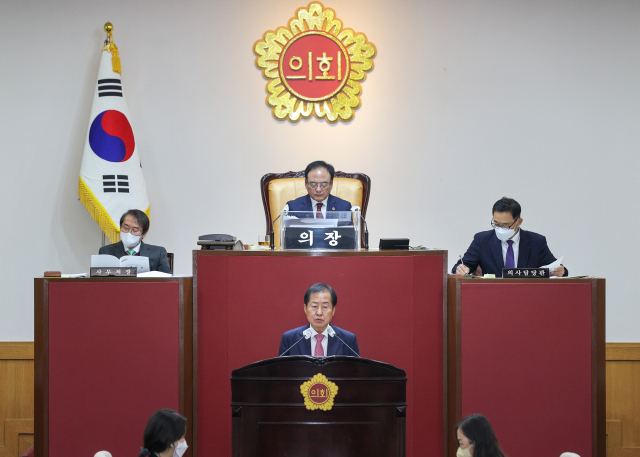 홍준표 시장이 시의회에서 시정 연설을 하고 있다. 대구시의회 제공