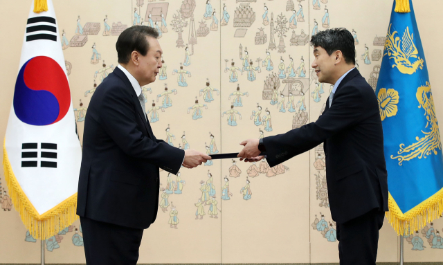 윤석열 대통령이 7일 서울 용산 대통령실 청사에서 이주호 사회부총리 겸 교육부 장관에게 임명장을 수여하고 있다. 연합뉴스