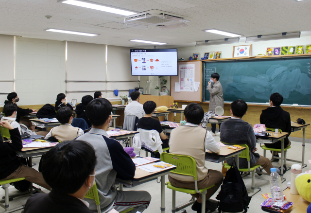 금오공대 기계시스템공학과 김재환 교수가 구미 상모고에서 전공특강을 하고 있다. 금오공대 제공