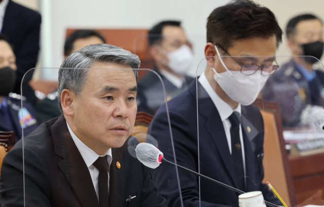 이종섭 국방부 장관이 지난달 31일 서울 여의도 국회에서 열린 국방위원회 전체회의에서 의원 질의에 답변하고 있다. 연합뉴스