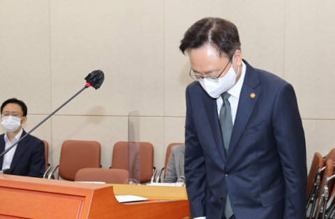 조규홍 보건복지부 장관이 7일 서울 여의도 국회에서 열린 보건복지위원회 전체회의에서 이태원 참사 관련 현안보고를 하기에 앞서 인사하고 있다. 연합뉴스