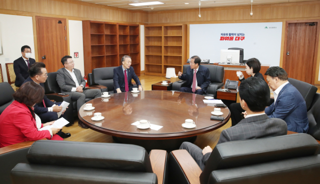 대구시의회 통합신공항건설 특별위원회가 홍준표 대구시장을 만나 