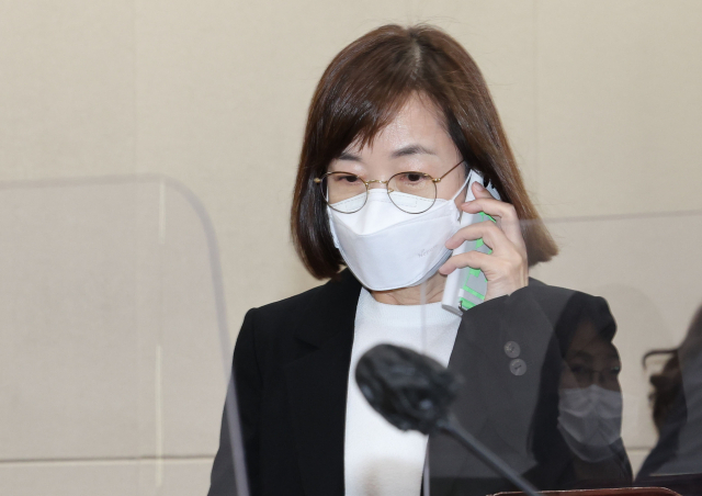 백경란 질병관리청장이 7일 오후 서울 여의도 국회에서 열린 보건복지위원회 전체회의에 참석하고 있다. 연합뉴스