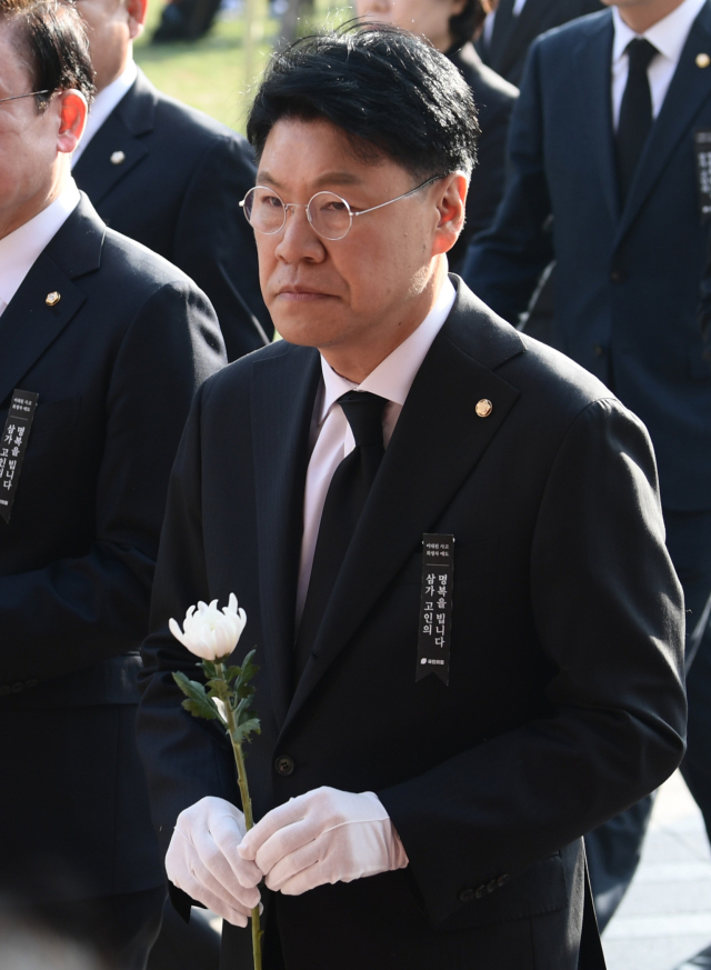 국민의힘 장제원 의원이 1일 오후 서울 중구 서울광장에 마련된 이태원 사고 사망자 합동분향소를 찾아 조문하고 있다. 연합뉴스