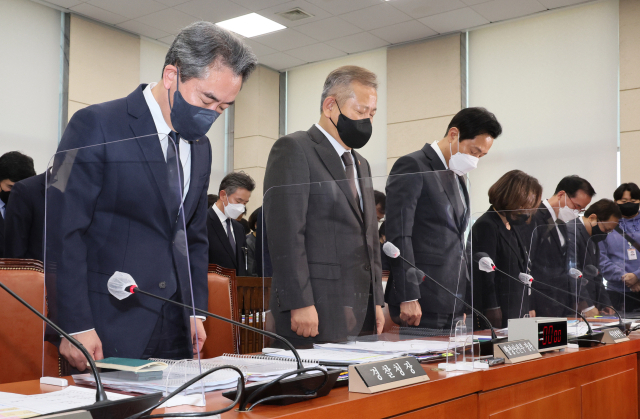 7일 오후 국회에서 열린 행정안전위원회에서 윤희근 경찰청장(왼쪽부터), 이상민 행정안전부 장관, 오세훈 서울시장, 박희영 용산구청장, 김광호 서울경찰청장이 묵념하고 있다. 연합뉴스