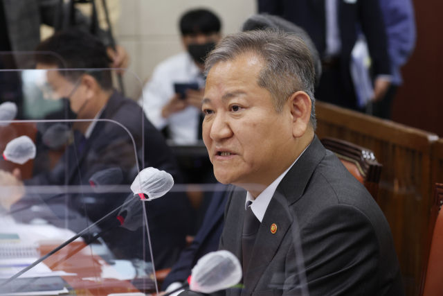 이상민 행정안전부 장관이 7일 오후 국회에서 열린 행정안전위원회 전체회의에서 의원들의 질의에 답변하고 있다. 연합뉴스