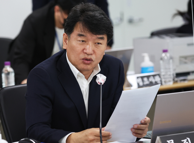 18일 오전 경기도 수원시 영통구 경기도청에서 열린 국회 행정안전위원회의 경기도에 대한 국정감사에서 더불어민주당 문진석 의원이 질의하고 있다. 연합뉴스