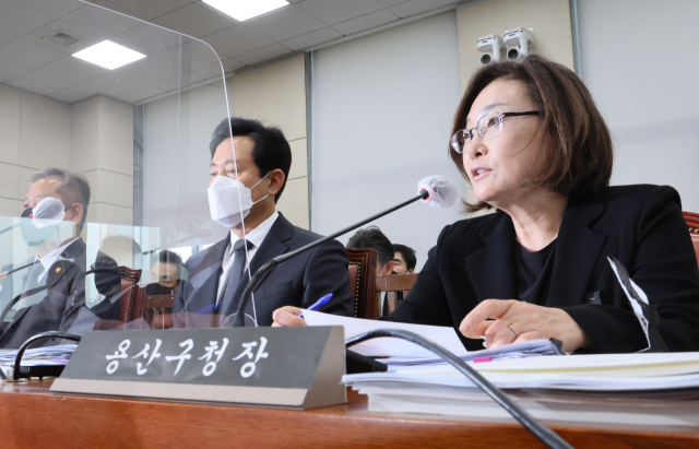 박희영 용산구청장이 7일 오후 국회에서 열린 행정안전위원회 전체회의에서 현안 질의에 답변하고 있다. 왼쪽은 오세훈 서울시장. 연합뉴스
