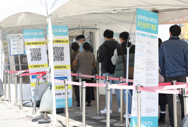3만명대의 코로나19 신규 확진자가 발생한 6일 오후 서울역광장에 마련된 임시선별검사소에서 시민들이 검사를 받기 위해 기다리고 있다. 연합뉴스