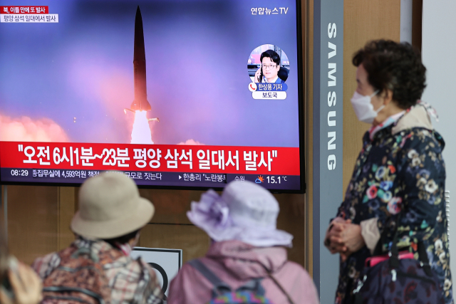북한이 6일 오전 평양에서 동해상으로 단거리 탄도미사일 2발을 발사했다. 연합뉴스