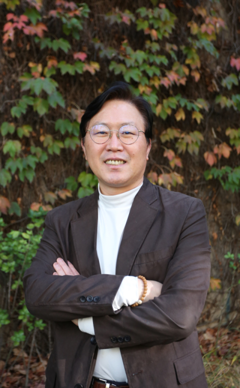 배성혁 DIMF 집행위원장이 인터뷰를 마치고 DIMF 사무국 앞에서 포즈를 취하고 있다. 김도훈 기자