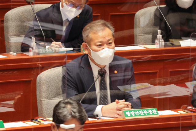 이상민 행정안전부 장관이 8일 국회에서 열린 예산결산특별위원회 전체회의에 참석해 있다. 연합뉴스