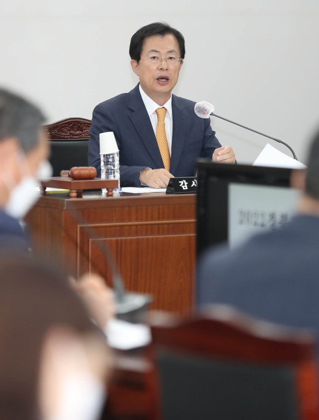 17일 오후 경북 안동시 경상북도 경찰청에서 열린 국회 행정안전위원회의 국정감사에서 이만희 감사반장이 국감을 진행하고 있다. 연합뉴스