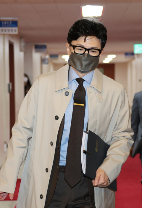 한동훈 법무부 장관이 8일 정부서울청사에서 열린 국무회의에 참석하기 위해 이동하고 있다. 연합뉴스