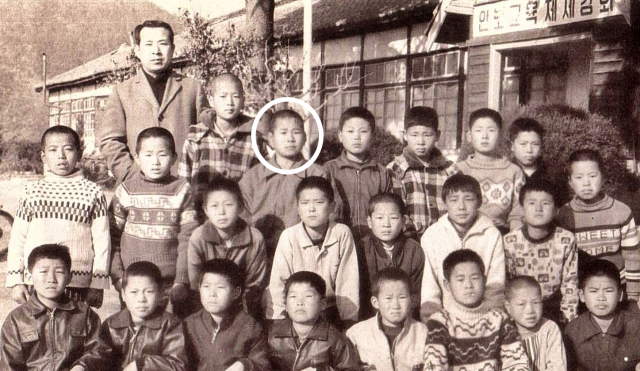 경산 남천국민학교 졸업앨범에 있는 이광희 씨와 손계희(사진 속 동그라미) 씨의 모습. 이광희 씨 제공.