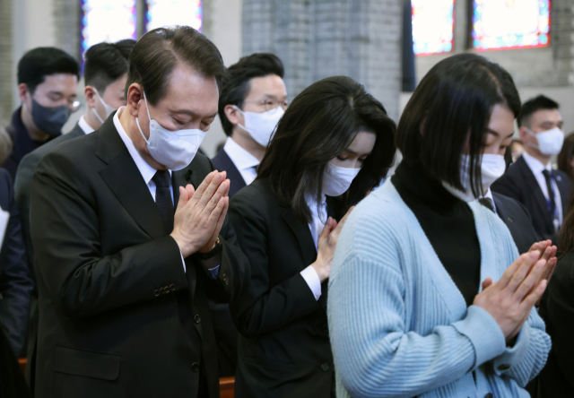 윤석열 대통령과 김건희 여사가 6일 서울 중구 명동성당에서 열린 이태원 참사 희생자 추모 미사에 참석, 기도하고 있다. 연합뉴스