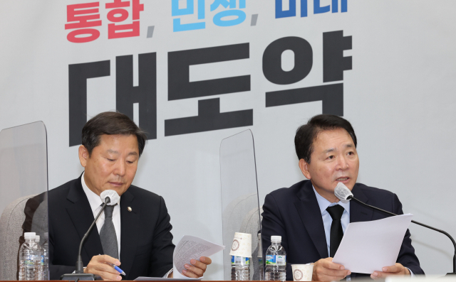 국민의힘 성일종 정책위의장(오른쪽)이 8일 오전 서울 여의도 국회에서 예산안 심사방향 관련 기자회견을 하고 있다. 왼쪽은 이철규 의원. 연합뉴스