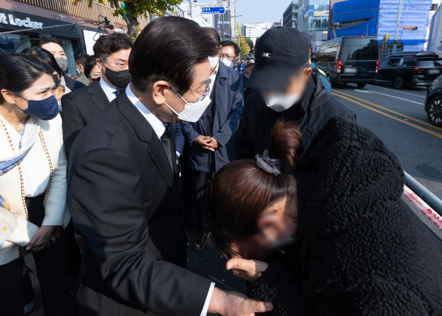 더불어민주당 이재명 대표가 8일 오후 서울 용산구 이태원역 1번 출구에 마련된 이태원 참사 희생자 추모 공간을 찾아 유가족을 위로하고 있다. 연합뉴스