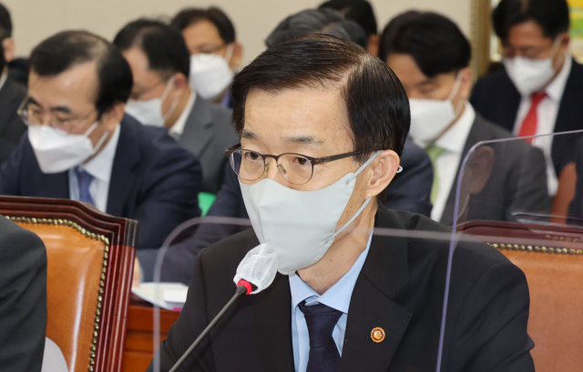방문규 국무조정실장이 8일 오전 서울 여의도 국회에서 열린 정무위원회 전체회의에서 의원질의에 답변하고 있다. 연합뉴스
