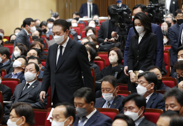 윤석열 대통령과 김건희 여사가 5일 서울 서초구 백석대학교 서울캠퍼스에서 열린 한국교회 이태원 참사 위로 예배에 참석하고 있다. 연합뉴스