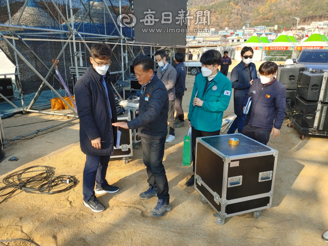8일 청송사과축제장을 방문한 정부 합동안전점검단 관계자에게 최수도 청송군 관광정책과장(맨 앞 가운데)이 무대 앞 전기시설에 대해 설명하는 모습. 전종훈 기자