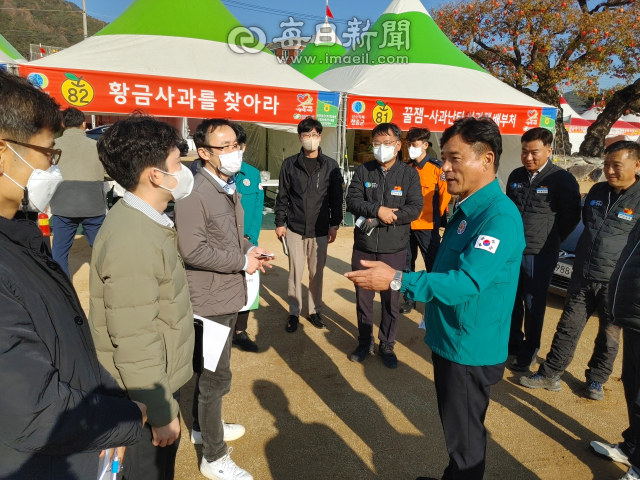8일 정부 합동안전점검단이 청송사과축제장을 방문해 윤경희(맨 앞 오른쪽) 청송군수와 축제 전반적인 안전 대책에 대해 대화를 나누고 있다. 전종훈 기자