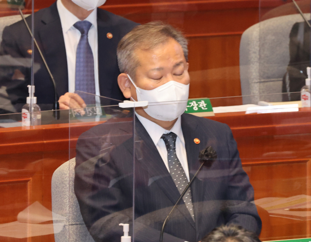이상민 행정안전부 장관이 8일 국회에서 열린 예산결산특별위원회 전체회의에 참석해 자리에 앉아 있다. 연합뉴스