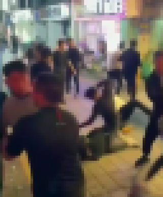 지난달 30일 오전 4시쯤 광주 동구 구시청 사거리 인근 한 술집 앞 도로에서 러시아인과 우즈베키스탄 국적 고려인 8~10여명이 집단으로 몸싸움을 벌였다. SNS캡처