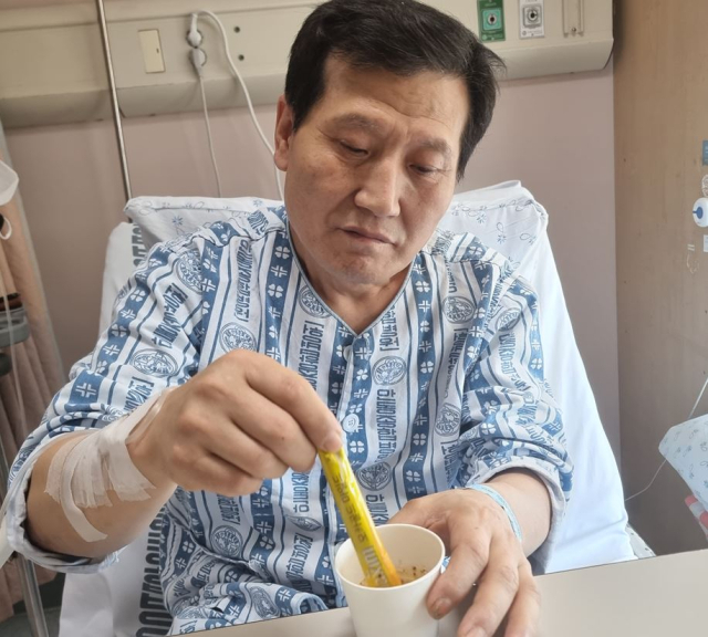 경북 봉화군 광산 매몰 사고로 221시간 동안 고립됐다가 생환한 광부 박정하(62) 씨가 8일 커피믹스를 타고 있다. 그와 작업보조원 박씨(56)가 고립 기간 커피믹스 30개를 사흘에 걸쳐 식량 대용으로 마셨단 사실이 세간에 알려지며 화제를 불러일으키고 있다. 연합뉴스