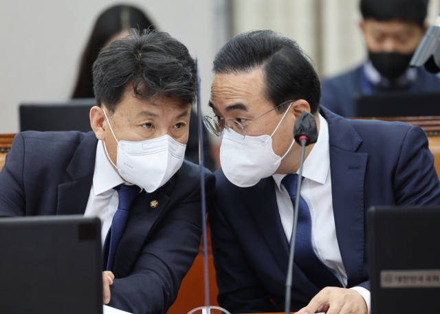 더불어민주당 박홍근 원내대표(오른쪽)과 진성준 원내수석부대표가 8일 오전 국회 운영위원회에서 열린 대통령비서실·국가안보실·대통령 경호처에 대한 국정감사에서 대화하고 있다. 연합뉴스