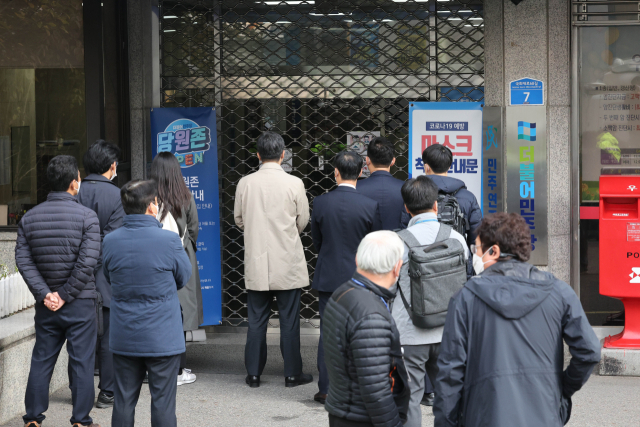 9일 오전 여의도 더불어민주당 중앙당사 내 정진상 당대표 정무조정실장의 사무실 압수수색을 하기 위해 검찰관계자들이 도착한 가운데 철제셔터가 내려져 있다. 연합뉴스