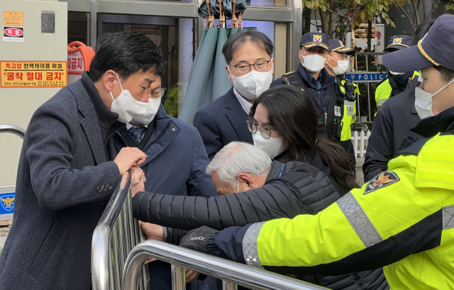 9일 오전 검찰이 더불어민주당 정진상 당대표 정무조정실장의 사무실이 있는 여의도 민주당사에 압수수색을 위해 들어서자 당 관계자가 저지하고 있다. 연합뉴스