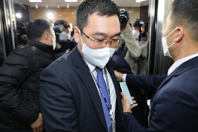 9일 오전 검찰 관계자가 국회 더불어민주당 정진상 당대표 정무조정실 사무실 압수수색을 위해 국회의장 면담을 시도하다 실패하자 사무실에서 나오고 있다. 연합뉴스