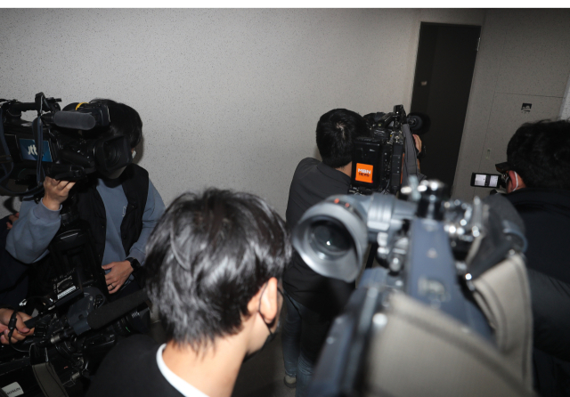 9일 오전 검찰의 압수수색이 진행 중인 경기 성남시 정진상 더불어민주당 대표 정무조정실장의 자택 앞에 취재진들이 몰려 있다. 연합뉴스