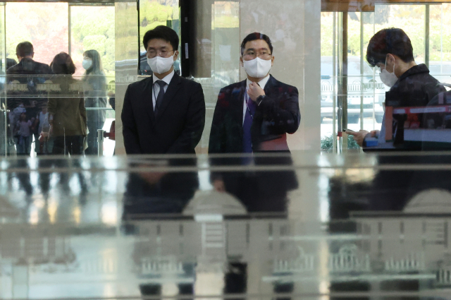 9일 오전 검찰 관계자가 국회 더불어민주당 정진상 당대표 정무조정실 사무실 압수수색을 위해 국회면회실 앞에서 대기하고 있다. 연합뉴스
