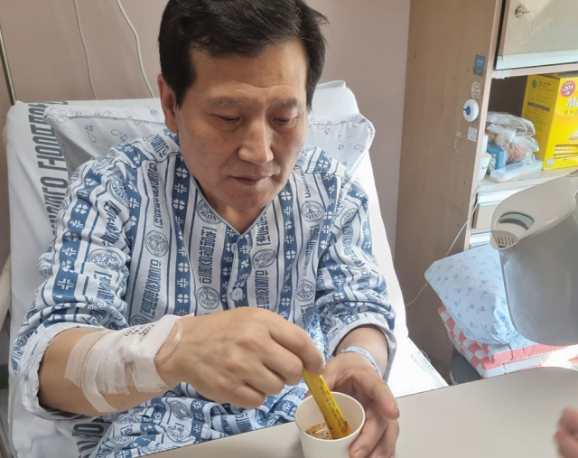 경북 봉화군 광산 매몰 사고로 221시간 동안 고립됐다가 생환한 광부 박정하(62) 씨가 8일 커피믹스를 타고 있다. 그와 작업보조원 박모(56) 씨가 고립 기간 커피믹스 30개를 사흘에 걸쳐 식량 대용으로 마셨단 사실이 세간에 알려지며 화제를 불러일으키고 있다. 연합뉴스