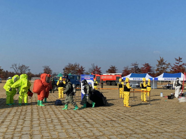 경북 구미시는 지난 8일 낙동강체육공원에서 2022년 생물테러 대비 및 대응 유관기관 합동 모의훈련을 실시했다. 구미시 제공