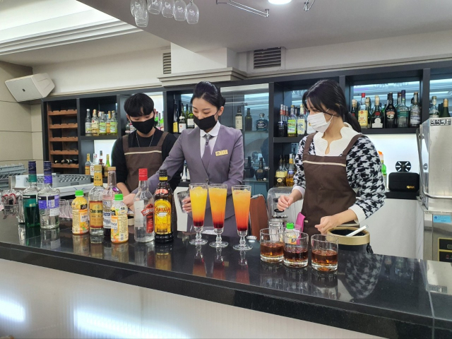 영남이공대 호텔·항공서비스 전공 학생들이 호텔실습실에서 칵테일 및 커피 실습을 하고 있다. 영남이공대 제공